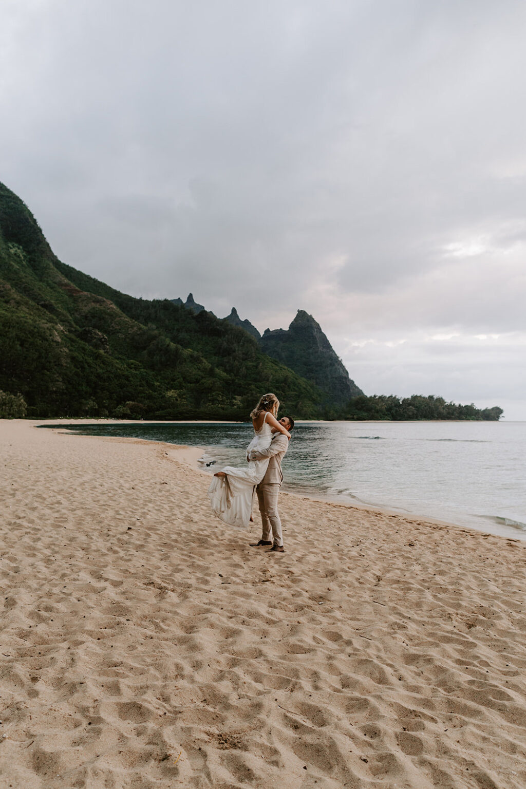 Intimate Wedding in Kauai | alydove.com